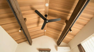 Ventilador de techo en techo de madera